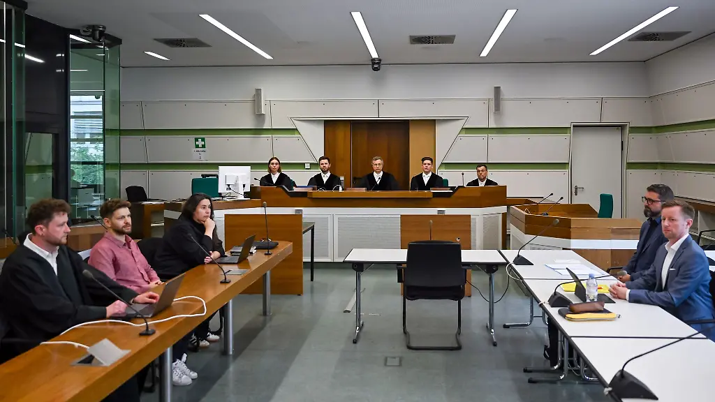 Das-Verwaltungsgericht-prueft-eine-Klage-von-Lahav-Shapira-2-v-l-Student-der-Freien-Universitaet-FU-Berlin