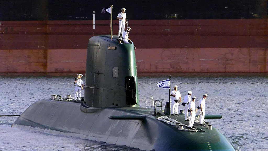 Das-erste-von-drei-in-Deutschland-gebauten-U-Booten-der-israelischen-Marine-die-INS-Dolphin-ist-in-den-Heimathafen-Haifa-eingelaufen-Archivfoto-vom-27-07-1999-Die-israelische-Marine-bekommt-nach-Presseberichten-zwei-neue-U-Boote-aus-Deutschland-An-den-Kosten-von-einer-Milliarde-Euro-werde-sich-Berlin-zu-einem-Drittel-beteiligen-berichten-die-Magazine-Der-Spiegel-und-Focus-Israel-hat-bereits-drei-in-Deutschland-gebaute-U-Boote-der-Dolphin-Klasse-im-Einsatz-Sie-wurden-nach-dem-ersten-Golfkrieg-der-USA-gegen-den-Irak-1999-und-2000-geliefert-Foto-Nackstrand-zu-dpa-4186-vom-19-11