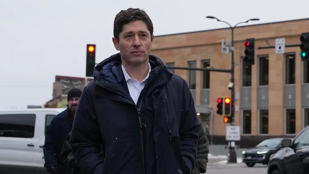 Der-Buergermeister-von-Minneapolis-Jacob-Frey-geht-ueber-den-Riverside-Plaza-in-Minneapolis-Der-demokratische-Buergermeister-der-Stadt-Jacob-Frey-sprach-bei-einer-Pressekonferenz-von-einer-unmoeglichen-Situation-Frey-uebte-erneut-scharfe-Kritik-am-Vorgehen-der-Einwanderungsbehoerde-die-Menschen-haetten-Angst