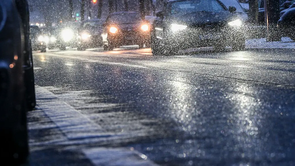 Der-Deutsche-Wetterdienst-warnte-vor-Glatteis-in-Berlin-und-Brandenburg