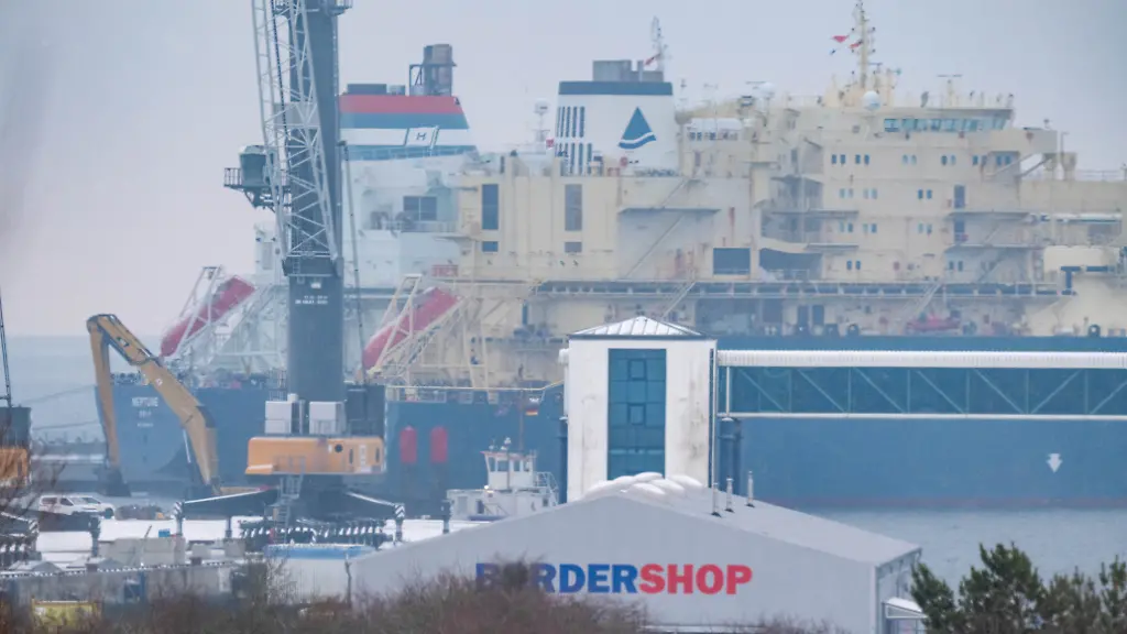 Der-LNG-Tanker-Seapeak-Magellan-uebergibt-Fluessigerdgas-an-das-Regasifizierungs-Schiff-Floating-Storage-and-Regasification-Unit-FSRU-Neptune-im-Hafen-Mukran-Das-Regasifizierungsschiff-gehoert-zum-Energie-Terminal-Deutsche-Ostsee