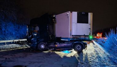 Niedersachsen & Bremen: Auf glatter Fahrbahn gerutscht – Lastwagen blockiert A1