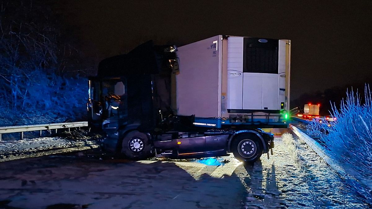 Niedersachsen & Bremen: Auf glatter Fahrbahn gerutscht – Lastwagen blockiert A1