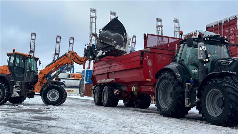 Schneechaos: Hilfe für den Hamburger Hafen kommt aus dem Landkreis Stade Der Schnee wird aufgeladen und zu Sammelplätzen gefahren.