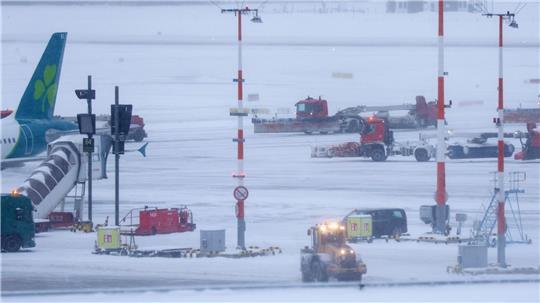Der Winterdienst ist am Flughafen fleißig im Einsatz. (Archivbild)