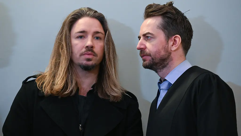 Der-deutsche-Rockmusiker-Gil-Ofarim-l-steht-im-Saal-des-Landgerichts-in-Leipzig-neben-seinem-Verteidiger-Alexander-Stevens-Hier-laeuft-der-Prozess-gegen-Ofarim-wegen-falscher-Verdaechtigung-und-Verleumdung-Der-Musiker-hatte-im-Oktober-2021-in-einem-Video-Antisemitismus-Vorwuerfe-gegen-ein-Leipziger-Hotel-erhoben-Nach-Einschaetzung-der-Staatsanwaltschaft-Leipzig-hat-sich-der-Vorfall-aber-nicht-so-zugetragen