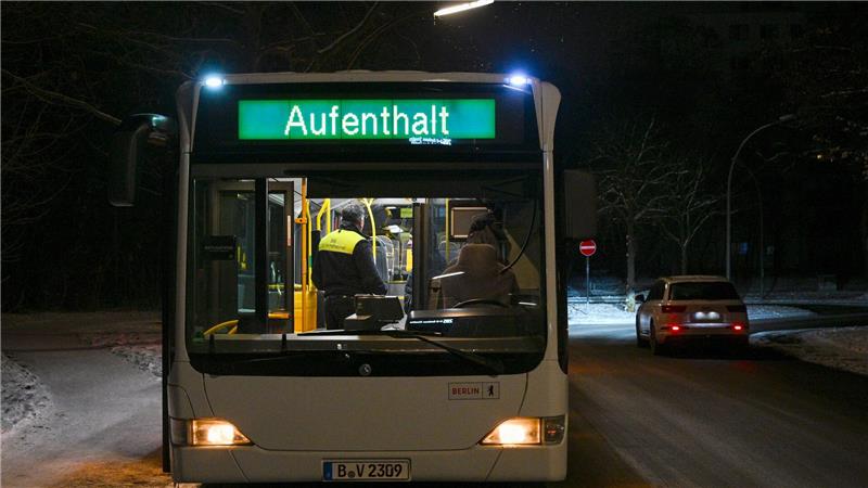 Die BVG stellt an einigen Endhaltestellen, wie hier in Zehlendorf, Busse für den Aufenthalt zur Verfügung.