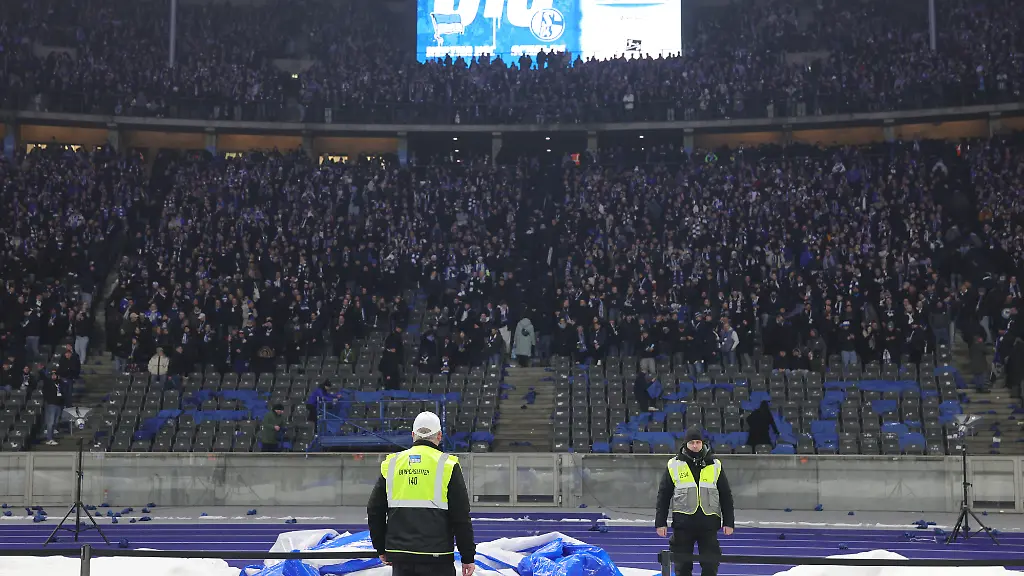 Die-Berliner-Ultras-verlassen-das-Stadion-in-der-20-Minute-der-ersten-Halbzeit-half-time-aus-Protest-sie-hinterlassen-die-Botschaft-ACAB-aus-Papier-waehrend-der-Begegnung-in-der-2-Fussball-Bundesliga-Bundesliga-Hertha-Berlin-Berlin-Schalke-04-17-01-2026-in-Berlin-Olympiastadion-DFB-regulations-prohibit-any-use-of-photographs-as-image-sequences-and-or-quasi-video