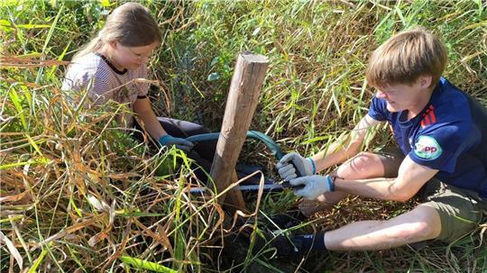 Die Heidbeck soll wieder in ihrem natürlichen Lauf fließen: Schüler packen bei der Renaturierung an.