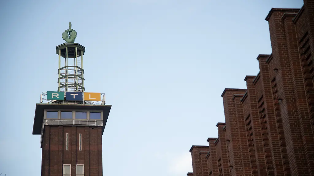 Die-Konzernzentrale-von-RTL-in-Deutschland-an-der-Koelner-Messe-das-RTL-Logo-am-Messeturm-Feature-Symbolfoto-Randmotiv-04-12-2025-in-Koeln