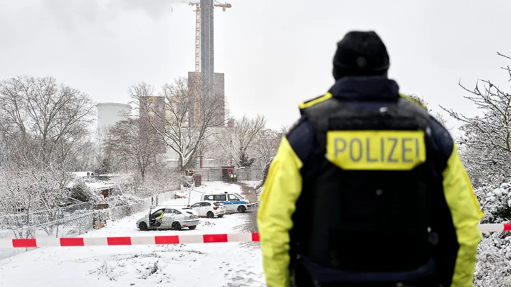 Die-Polizei-ermittelt-am-Brandort