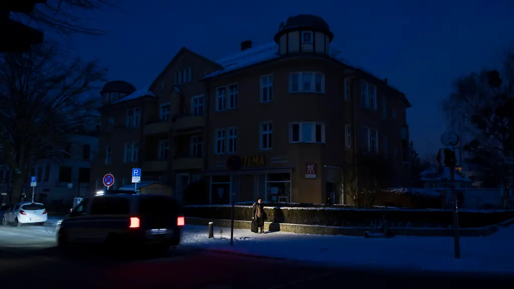 Die-Polizei-kontrolliert-die-betroffenen-Gegenden-zur-Vermeidung-von-Einbruechen-waehrend-des-grossflaechigen-Stromausfalls-im-Bezirk-Steglitz-Zehlendorf-Berlin-06-01