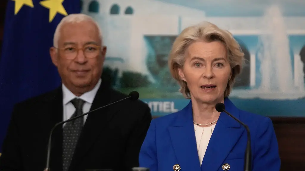 Die-Praesidentin-der-Europaeischen-Kommission-Ursula-von-der-Leyen-r-verliest-eine-Erklaerung-des-Praesidenten-des-Europaeischen-Rates-Antonio-Costa-im-Praesidentenpalast-in-Baabda-oestlich-von-Beirut