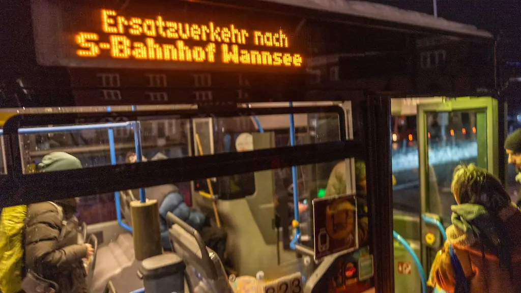 Die-S-Bahnzuege-der-Linien-S1-und-S2-fahren-wieder-durch-Weil-die-S1-aber-noch-nicht-ueberall-haelt-bleibt-der-Ersatzverkehr-vorerst-bestehen