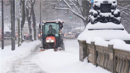 Die Schneemassen türmen sich auch in der Hamburger Innenstadt so hoch wie seit 15 Jahren nicht mehr. 
