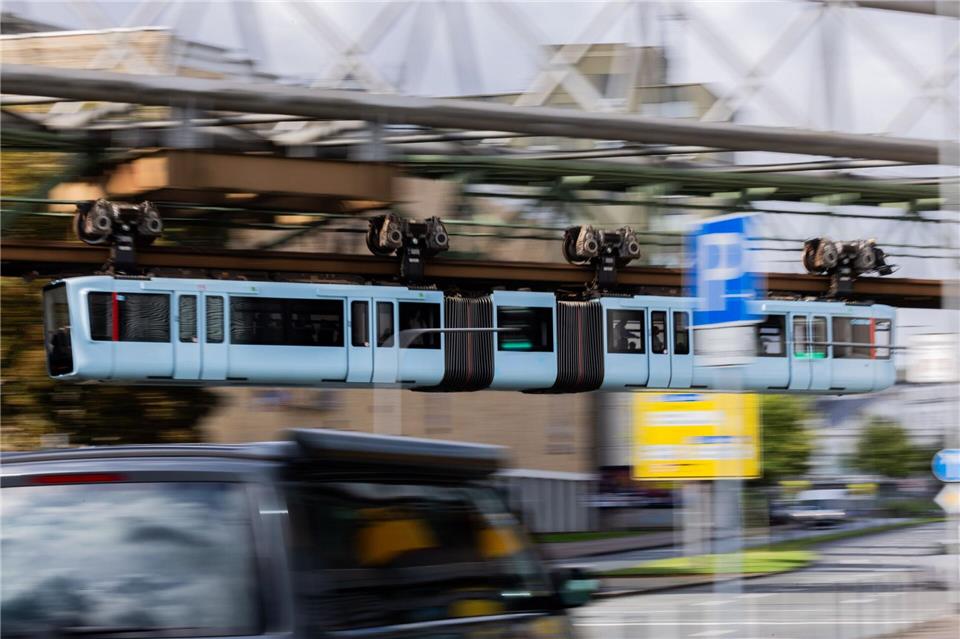 Die Schwebebahn windet sich durch das dicht bebaute Tal der Wupper. (Archivbild)Rolf Vennenbernd/dpa