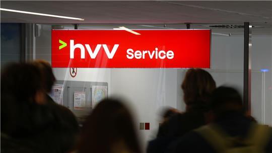 Die U-Bahn-Linie 1 in Hamburg fährt am Freitagmorgen wieder durch die Station „Wandsbek Markt“. (Archivbild)