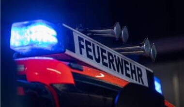 Kleinwagen kippt um – eingeklemmte Beifahrerin befreit