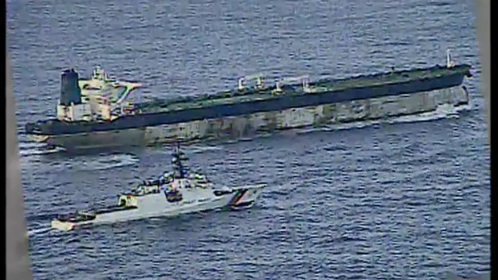 Dieses-Bild-aus-einem-vom-US-Verteidigungsministerium-zur-Verfuegung-gestellten-Video-zeigt-das-Schiff-der-US-Kuestenwache-Munro-der-die-MS-Bella-1-im-Nordatlantik-waehrend-einer-Seeoperation-beschattet