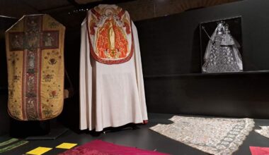 Die Ausstellung „Upcycling. Textile Nachhaltigkeit im Aachener Dom“ zeigt kostbare Textilen der Domschatzkammer.