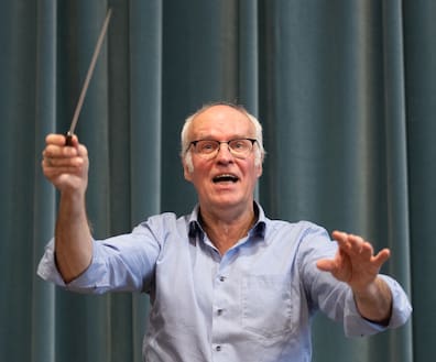 Georg Fritzsch, freundlich fordernd enthusiastisch wie eh und je, bei der Probe im Festsaal des eigentlichen Kieler Schlosses.