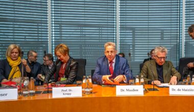 Corona-Kommission lädt Experten: Als Maaßen spricht, bleibt seinem Ex-Chef nur Kopfschütteln