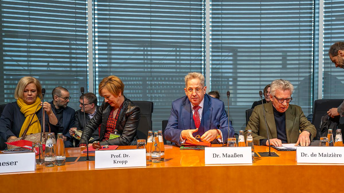 Corona-Kommission lädt Experten: Als Maaßen spricht, bleibt seinem Ex-Chef nur Kopfschütteln