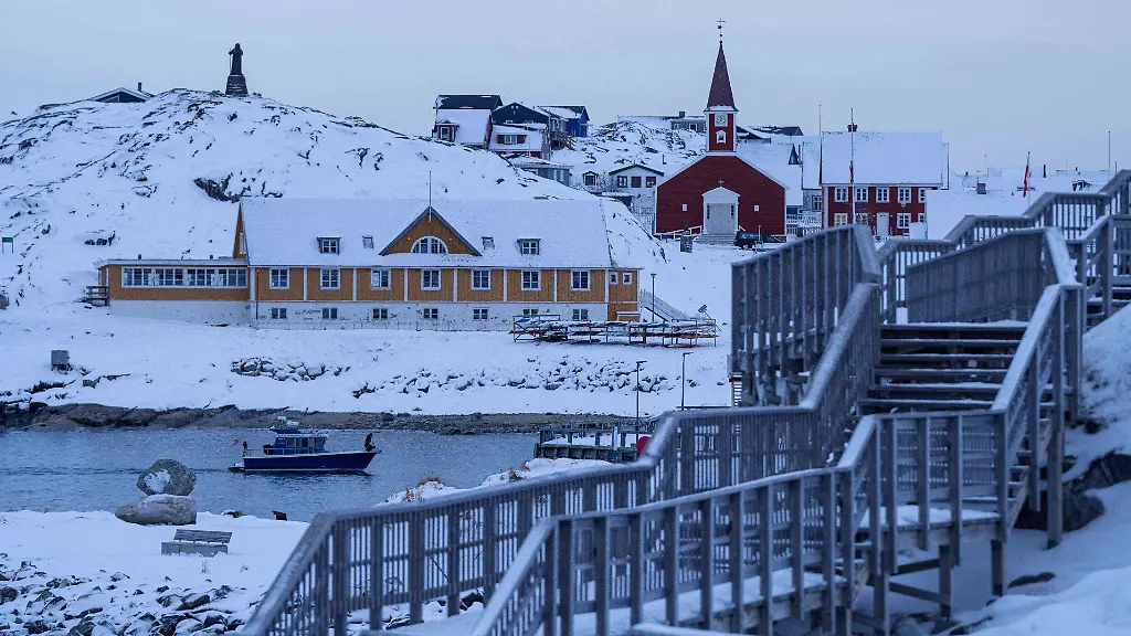 Ein-Boot-faehrt-in-der-Meeresbucht-von-Nuuk