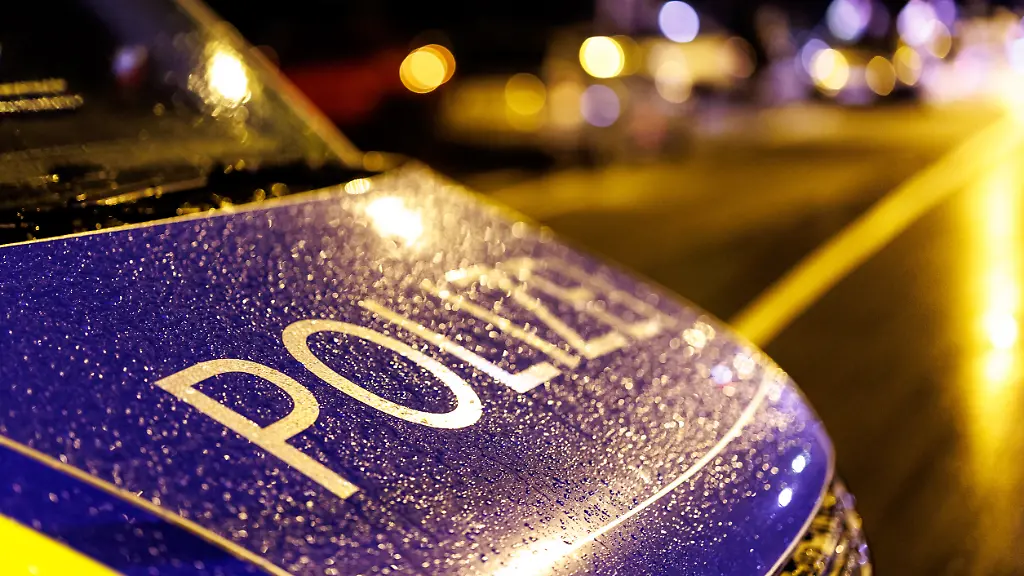 Ein-Einsatzfahrzeug-der-Polizei-blockiert-am-07-06-2025-an-der-Theresienwiese-in-Muenchen-Bayern-die-Strasse-nachdem-die-Polizei-am-Abend-an-diesem-Ort-eine-Frau-niedergeschossen-hat-Nach-Angaben-der-Polizei-hatte-die-30-Jaehrige-zuvor-auf-mehrere-Menschen-eingestochen