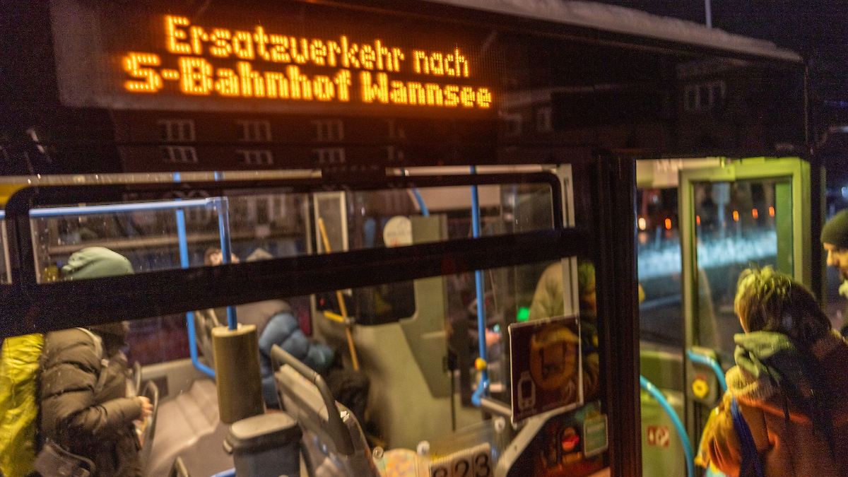 Polizei fährt verstärkt Streife: Berlins Süden übersteht erste Nacht in Finsternis