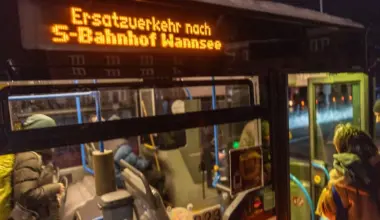 Ein-Ersatzverkehr-mit-Bussen-bringt-die-Fahrgaeste-zu-ihren-Zielen