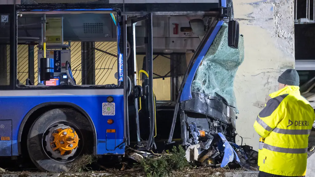 Ein-Linienbus-wird-nach-seinem-Aufprall-auf-eine-Betonmauer-geborgen-Bei-dem-Unfall-kam-eine-Person-ums-Leben-mehrere-wurden-verletzt