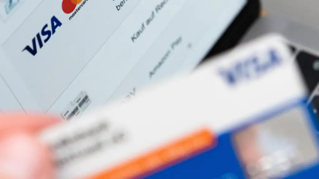 Ein-Mann-haelt-seine-Kreditkarte-in-der-Hand-waehrend-auf-dem-Bildschirm-eines-Laptops-verschiedene-Bezahlmethoden-abgebildet-sind-Dank-ausgabefreudiger-Kreditkartenkunden-verdient-der-US-Finanzkonzern-Visa-weiter-glaenzend-Im-zweiten-Geschaeftsquartal-bis-Ende-Maerz-stieg-der-Gewinn-im-Jahresvergleich-um-17-Prozent-auf-4-3-Milliarden-Dollar-3-9-Mrd-Euro