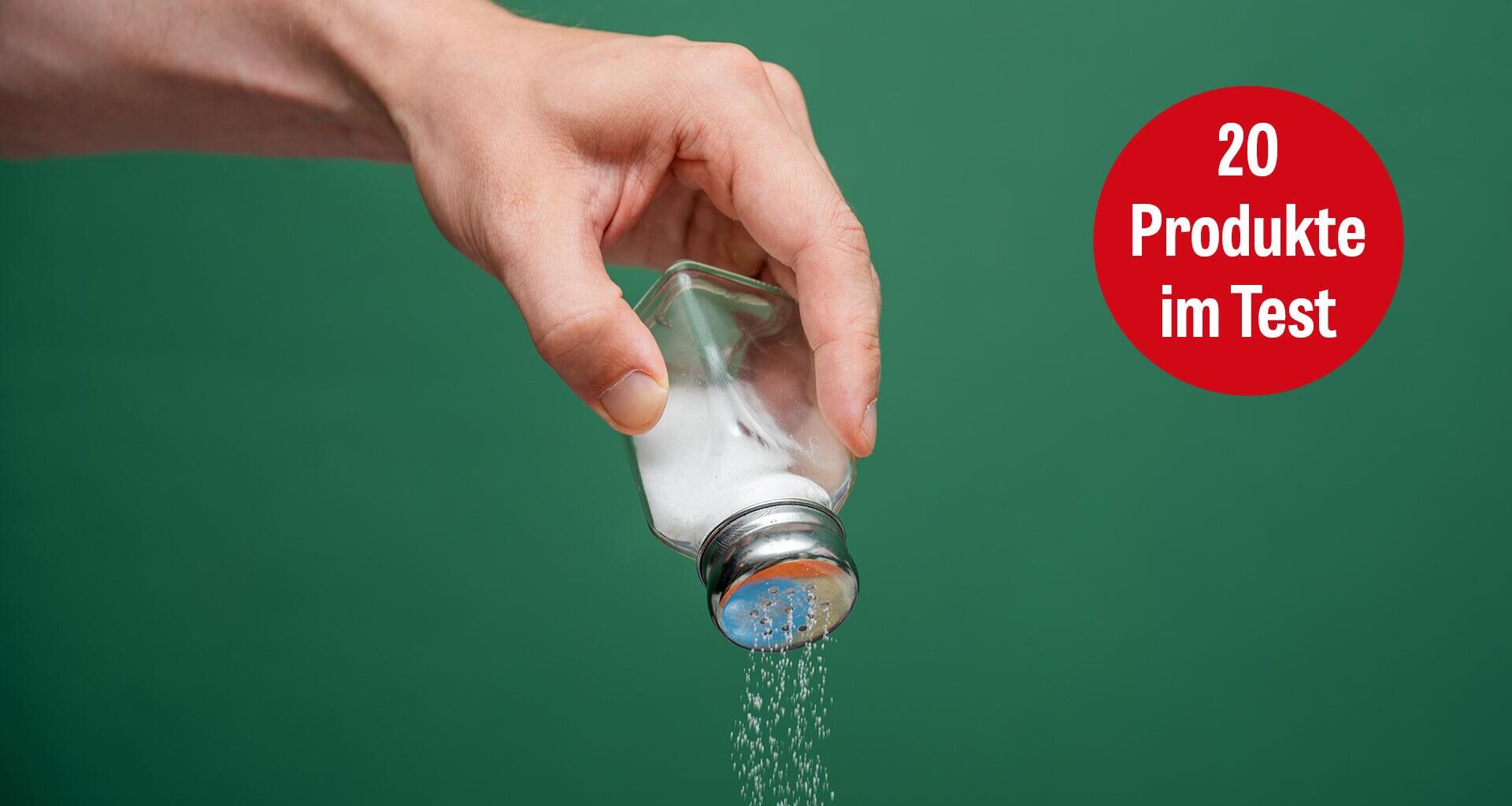 Ein Salzstreuer mit Salz.