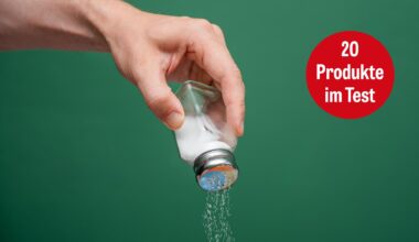 Ein Salzstreuer mit Salz.