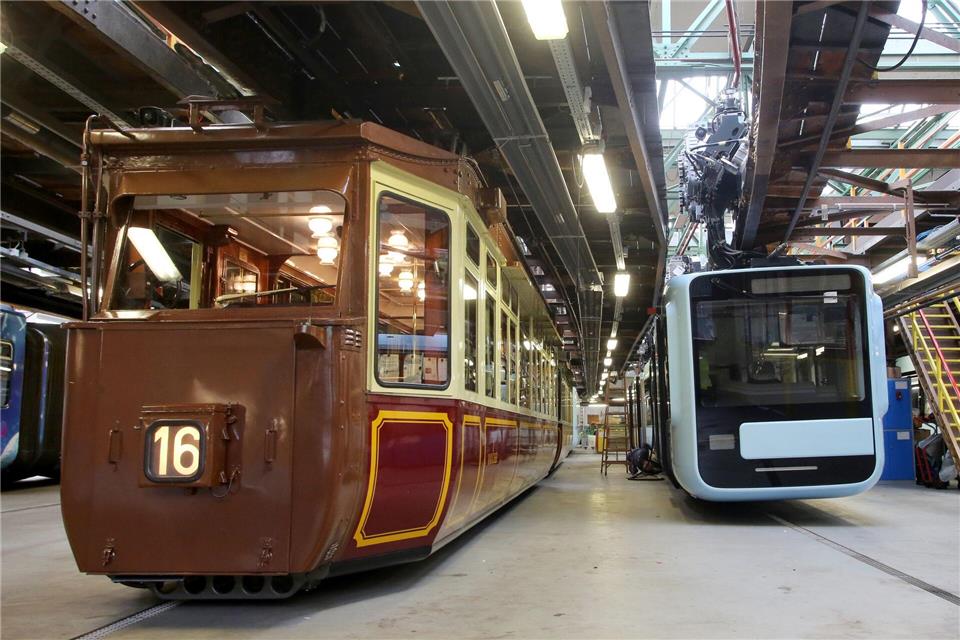 Ein Schwebebahnwagen der aktuellen Baureihe ist in der Wagenhalle neben dem „Kaiserwagen“ zu sehen, der in diesem Jahr wieder für Sonderfahrten zur Verfügung stehen soll. (Archivbild)Roland Weihrauch/dpa