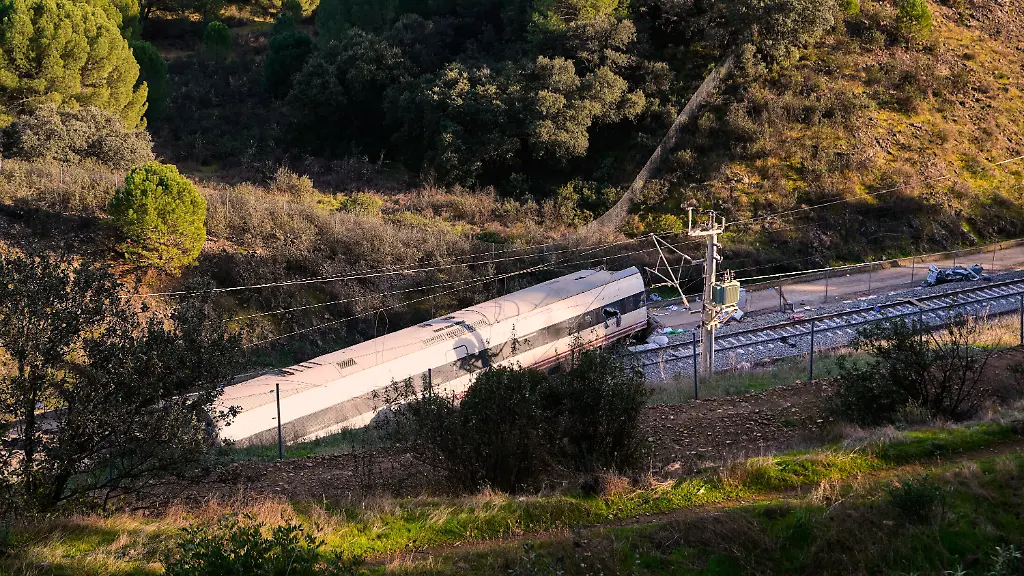 Ein-Teil-eines-Zugwracks-ist-am-Ort-einer-Zugkollision-in-Adamuz-zu-sehen-Bei-einem-schweren-Eisenbahnunglueck-in-Andalusien-sind-meherere-Menschen-ums-Leben-gekommen-zahlreiche-wurden-schwer-verletzt