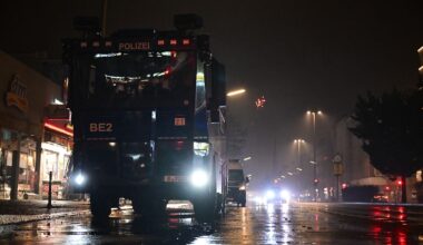 Wasserwerfer zur Beruhigung: 430 Festnahmen und massive Angriffe - Berliner Polizei meldet "ruhigeres" Silvester