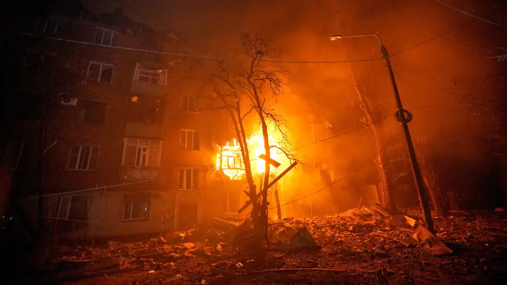 Ein-Wohnhaus-brennt-nach-einem-russischen-Angriff