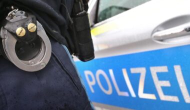 Ex-Freund tritt gegen Wohnungstür - Polizei muss in Nürnberg eingreifen