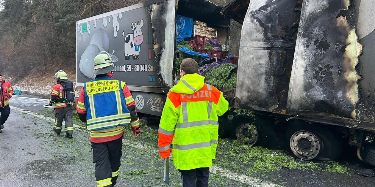 Sattelzug gerät auf A9 am Kindinger Berg in Vollbrand