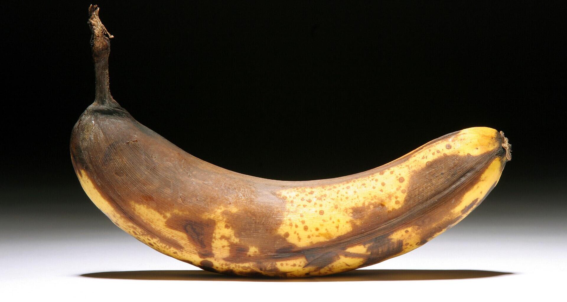 Eine Banane mit braun gewordener Schale.