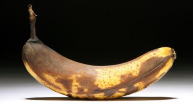 Eine Banane mit braun gewordener Schale.