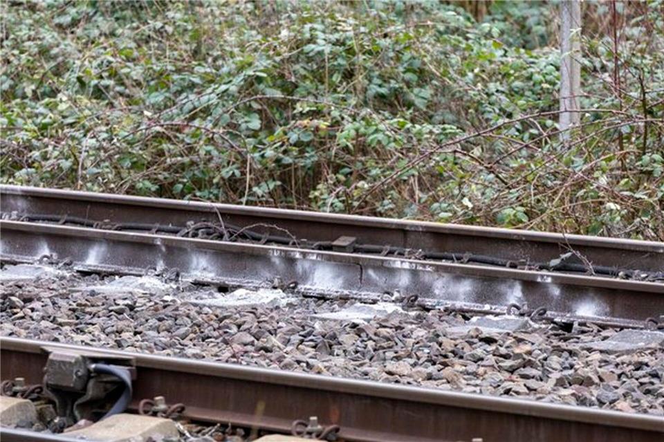 Eine Güterzuglok ist in Essen entgleist. Die Ermittler gehen von einer Straftat aus. Justin Brosch/dpa