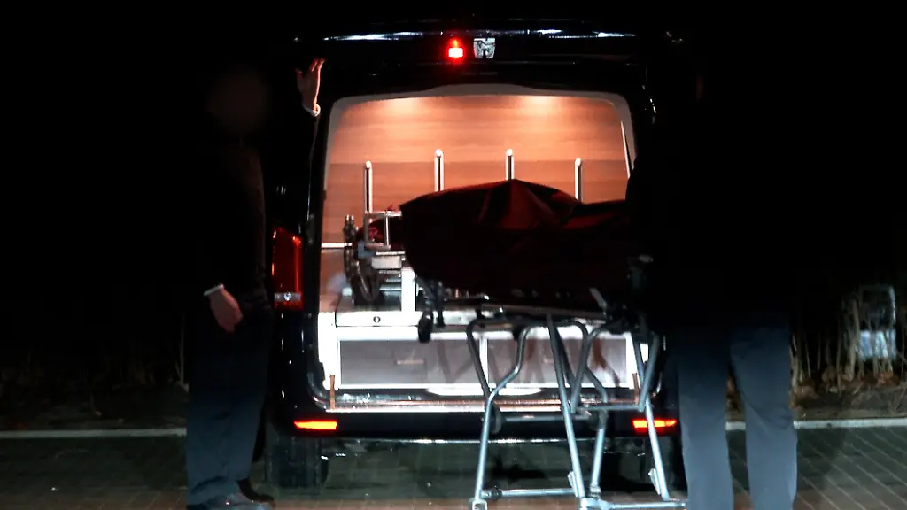 Eine-Leiche-wird-am-Unfallort-an-einem-Spielplatz-in-Bielefeld-in-einen-Leichenwagen-geschoben-Zwei-18-Jaehrige-sind-in-der-Silvesternacht-in-Bielefeld-bei-Unfaellen-mit-selbstgebauter-Pyrotechnik-ums-Leben-gekommen-Die-jungen-Maenner-erlitten-toedliche-Gesichtsverletzungen-wie-die-Polizei-mitteilte