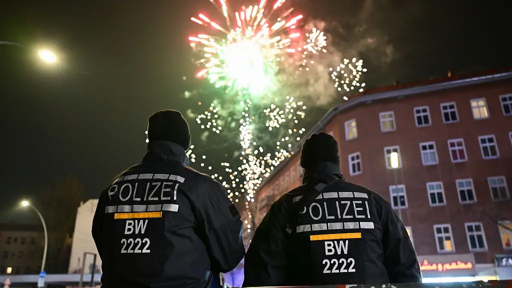 Erneut-sind-Polizisten-und-Rettungskraefte-in-Berlin-von-Silvester-Randalierern-angegriffen-worden