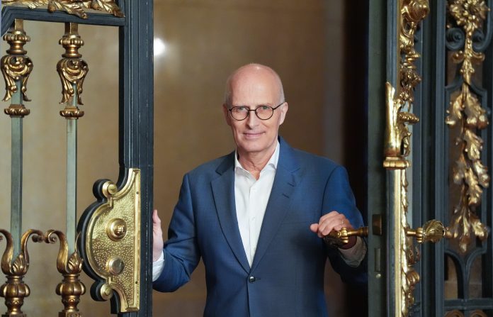 Erster Bürgermeister von Hamburg steht in einer Tür auf dem Spiegel im Rathaus. Peter Tschentscher (SPD), Erster Bürgermeister von Hamburg, blickt optimistisch auf die Zukunft des Elbtower