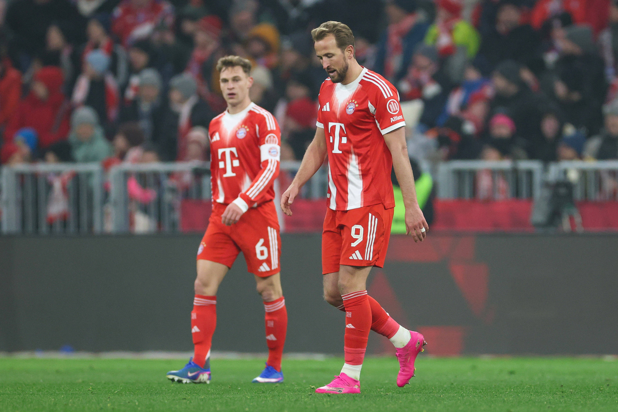 Harry Kane vom FC Bayern München lässt enttäuscht den Kopf hängen im Spiel gegen FC Augsburg am 24.01.2026 in der Allianz Arena.