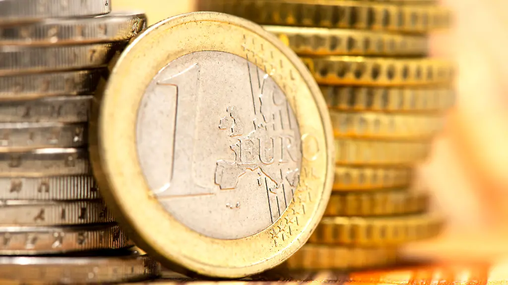 Euro-Bargeld-mit-Geldschein-und-Banknote