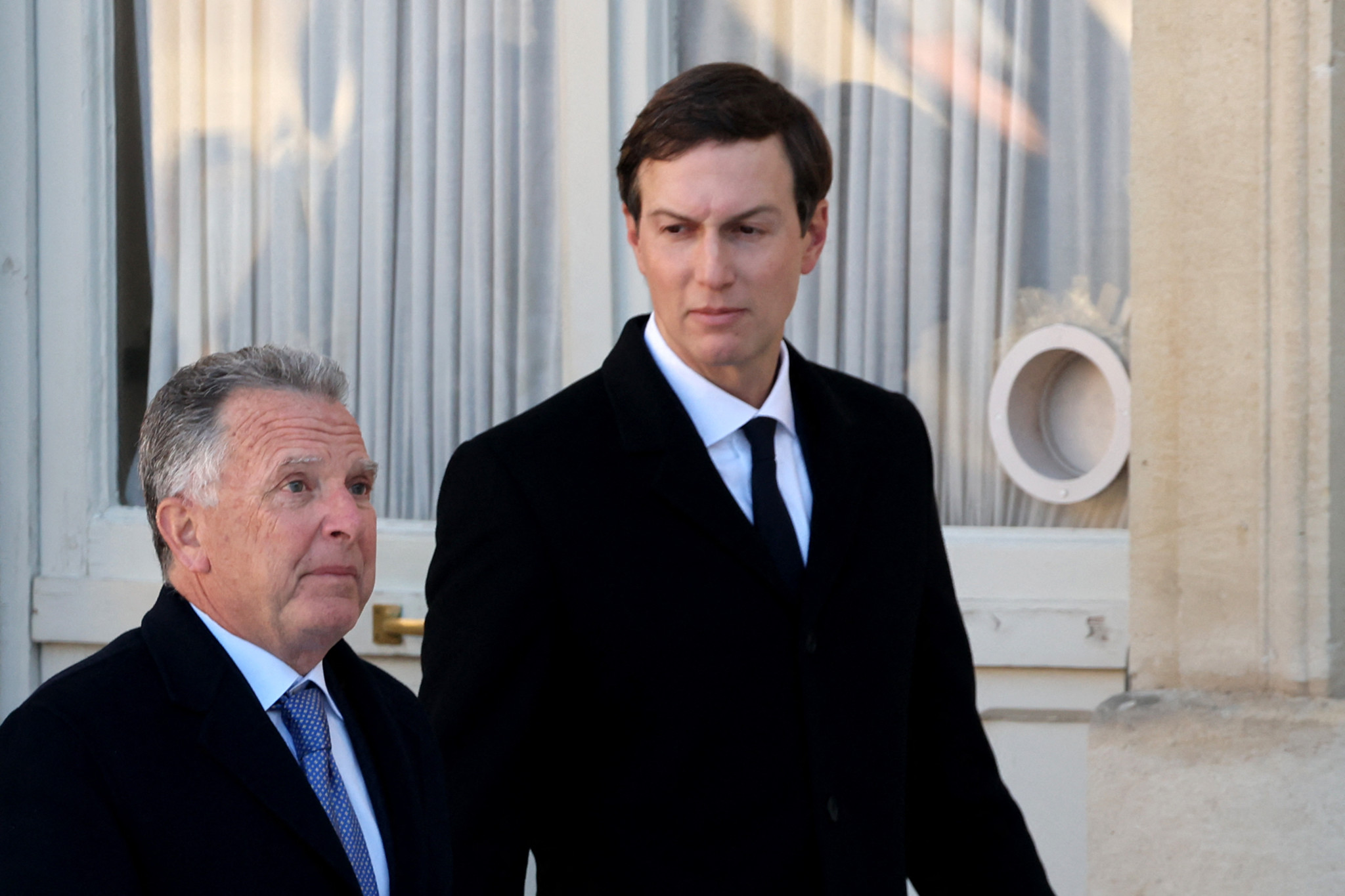 US-Sondergesandter Steve Witkoff und Jared Kushner vor dem Elysee-Palast in Paris am 6. Januar 2026, vor einem Treffen mit dem französischen Präsidenten.